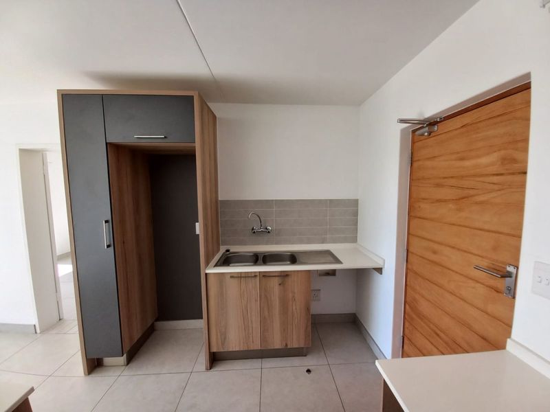 1 Bedroom, 1 Bathroom Apartment to rent in Eco lake, Eco-Park Estate. - Photo 3