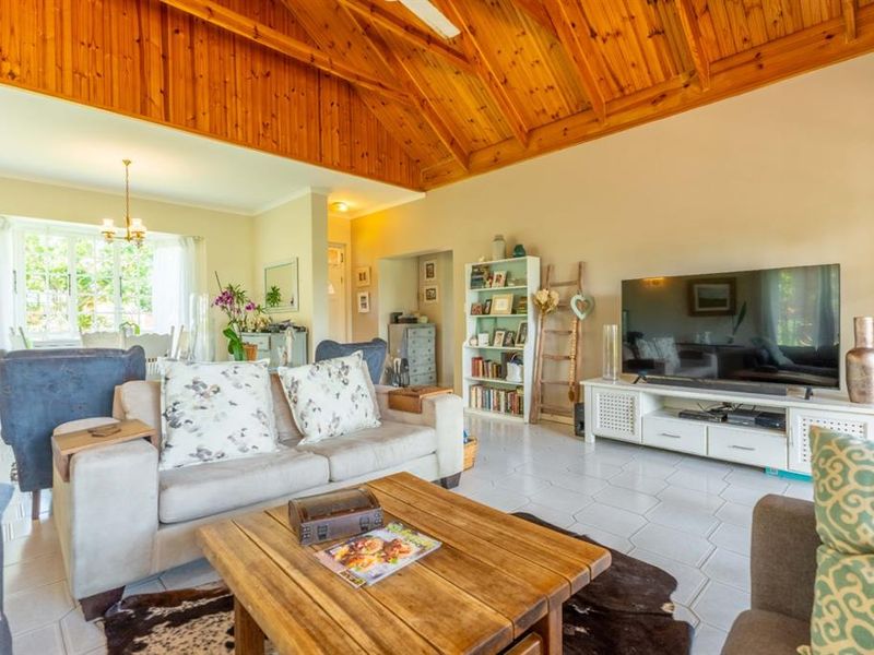 Mount Edgecombe Estate One  -"Old School Charm" - Single Storey 3 Bedroom Home for Rent for a short term (6 months) - ideal for a small family in transit or renovating  - Photo 7