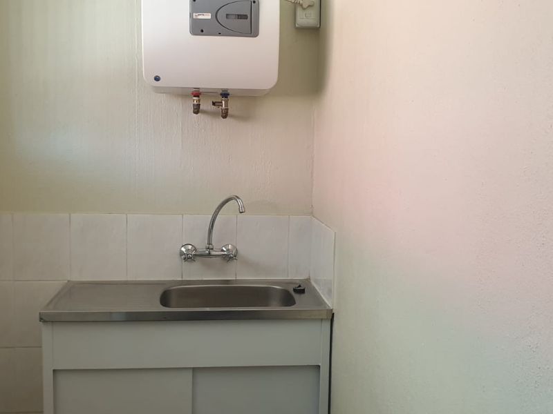 Office / Shop space on Monument Road To Rent - Photo 4