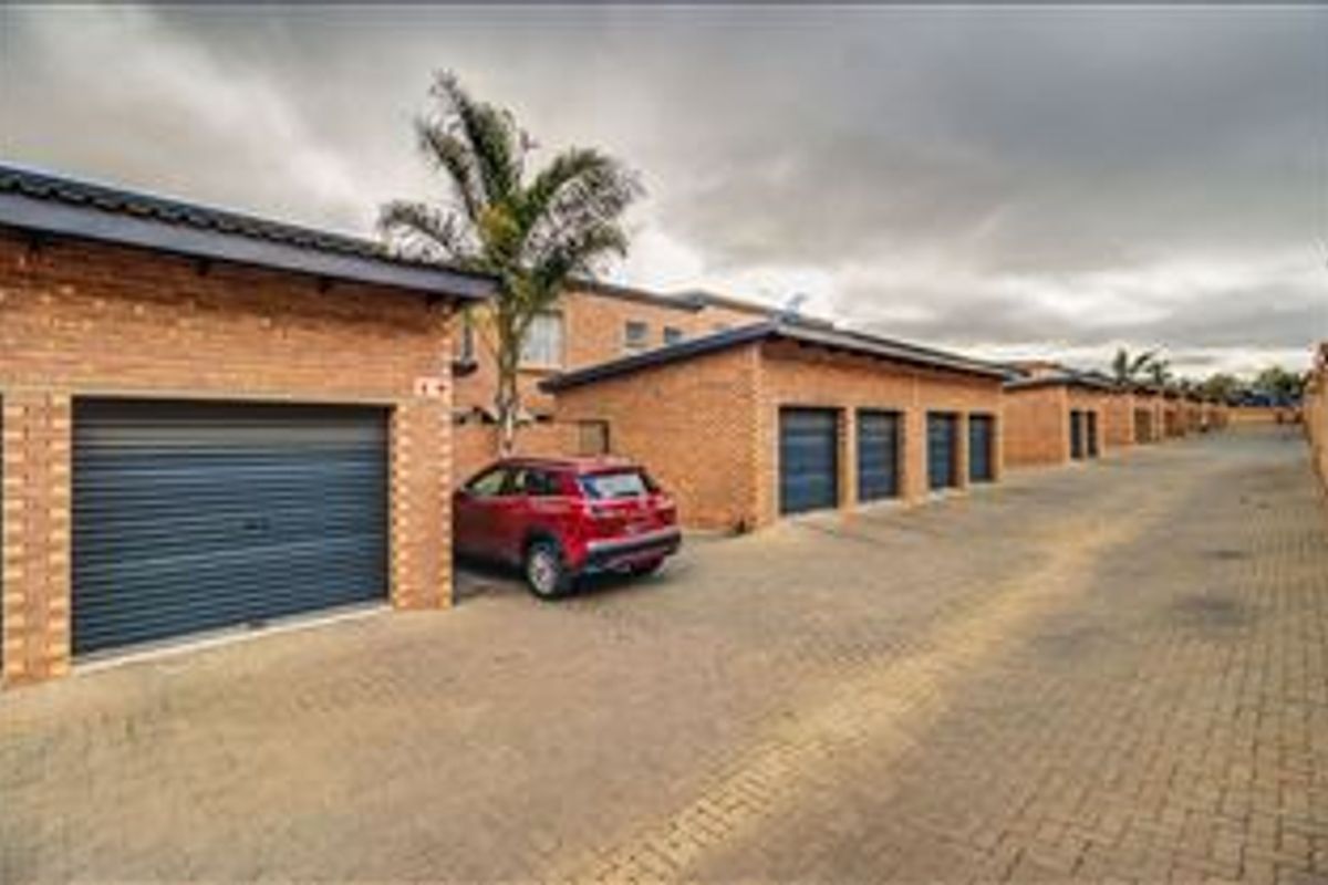 Very Large Duplex Unit – Almost a House! - Photo 2