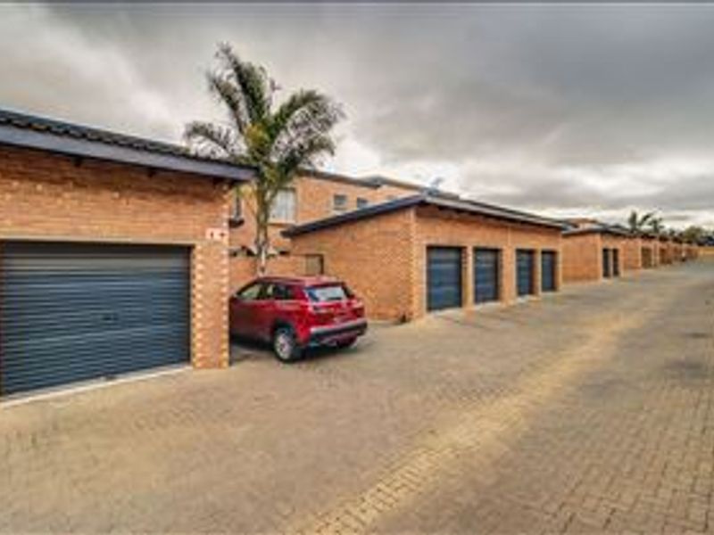 Very Large Duplex Unit – Almost a House! - Photo 2