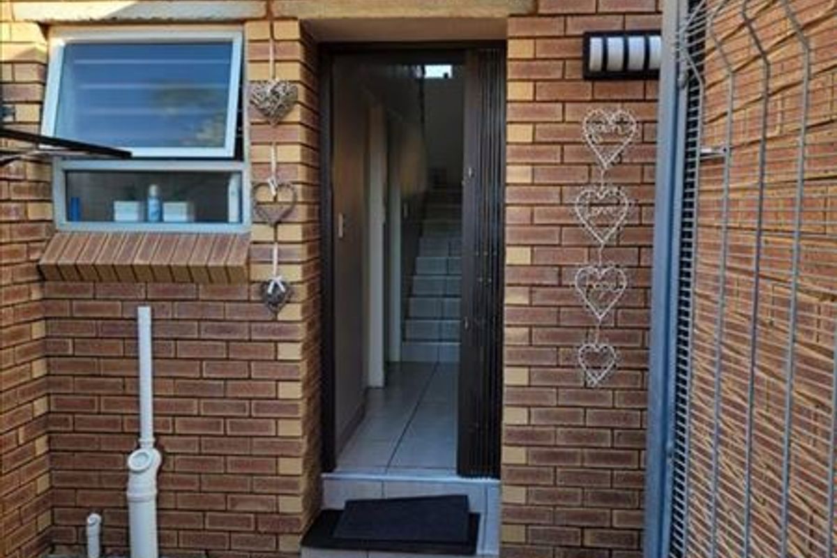 Very Large Duplex Unit – Almost a House! - Photo 3