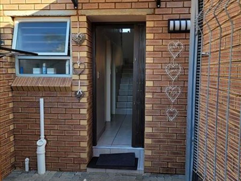 Very Large Duplex Unit – Almost a House! - Photo 3