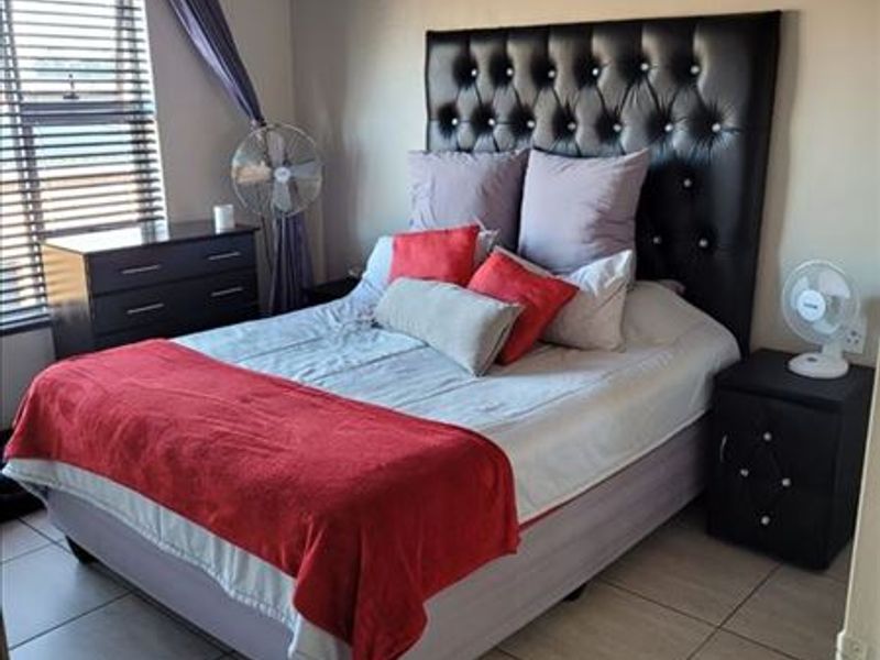 Very Large Duplex Unit – Almost a House! - Photo 9