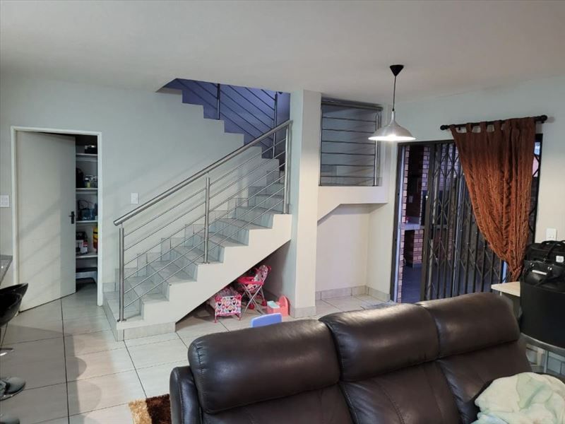 Very Large Duplex Unit – Almost a House! - Photo 7