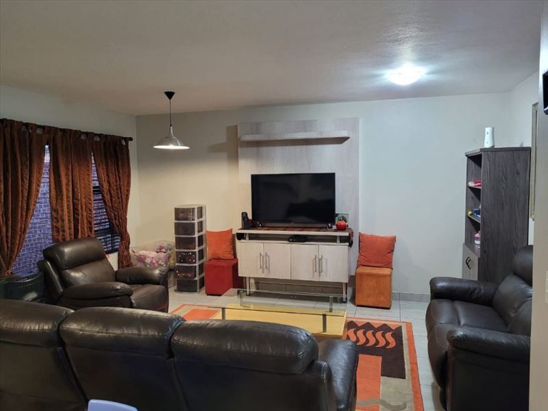 Very Large Duplex Unit – Almost a House! - Photo 6