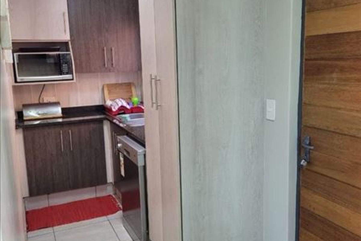 Very Large Duplex Unit – Almost a House! - Photo 5