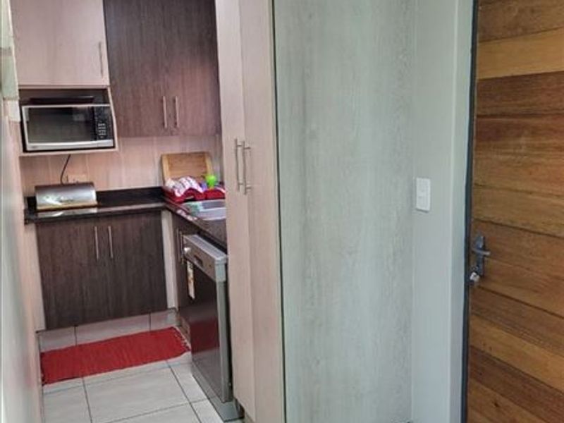 Very Large Duplex Unit – Almost a House! - Photo 5