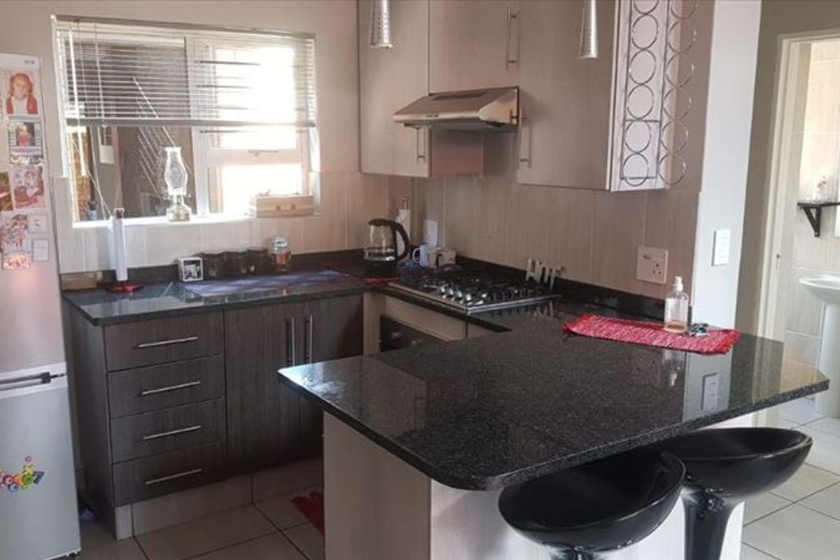 Very Large Duplex Unit – Almost a House! - Photo 4