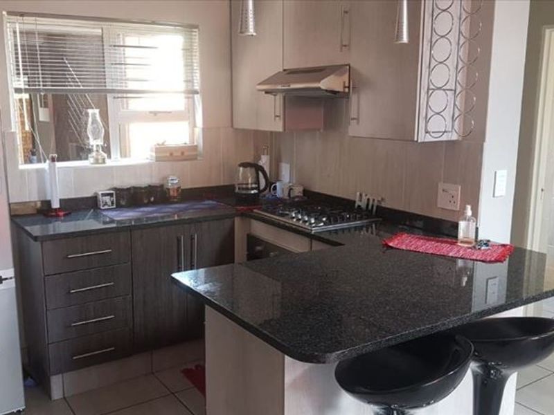 Very Large Duplex Unit – Almost a House! - Photo 4