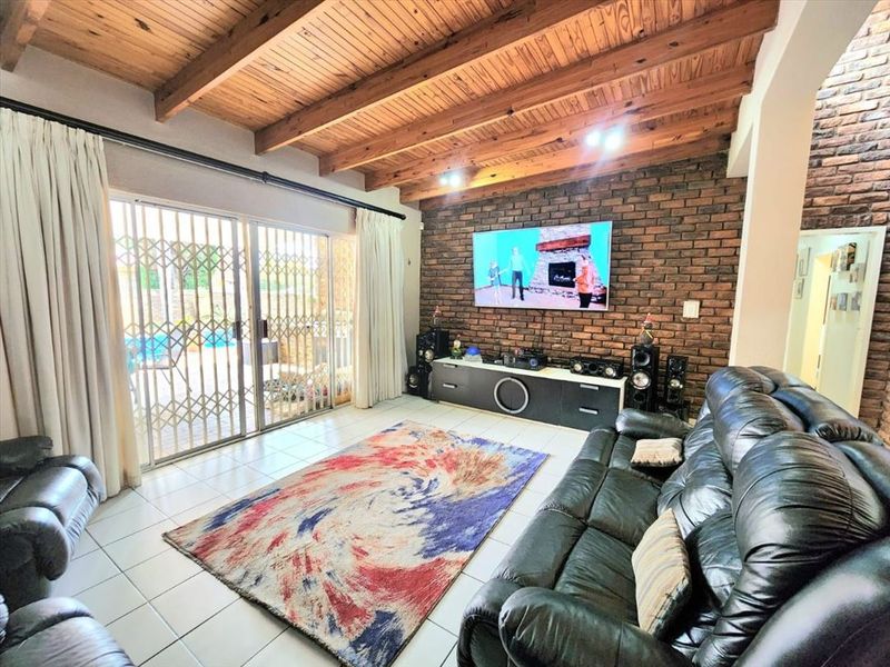 An Absolute Dream Home - Photo 9