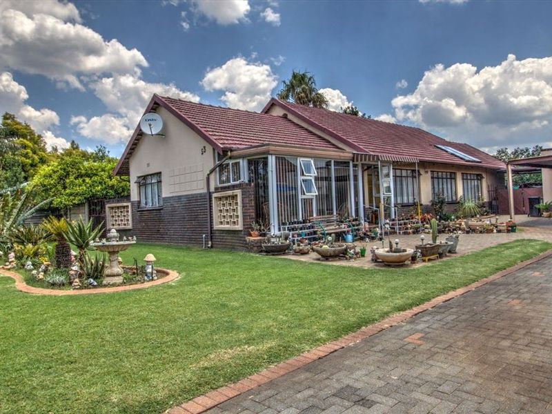 Charming Family Home with Room to Spare - Photo 2