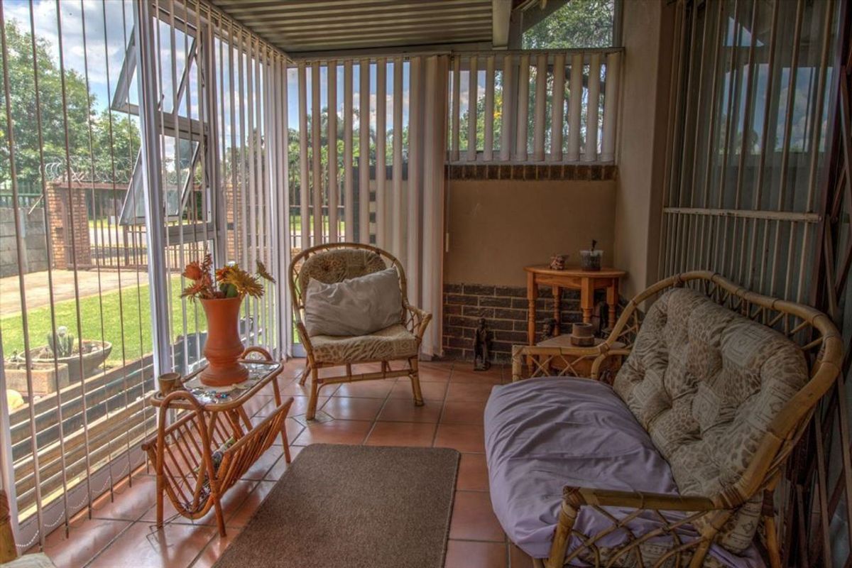 Charming Family Home with Room to Spare - Photo 5