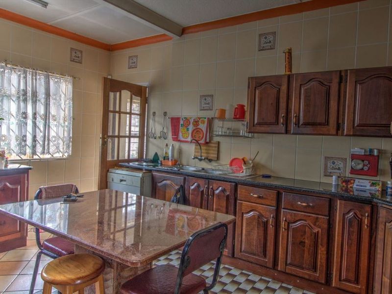 Charming Family Home with Room to Spare - Photo 10