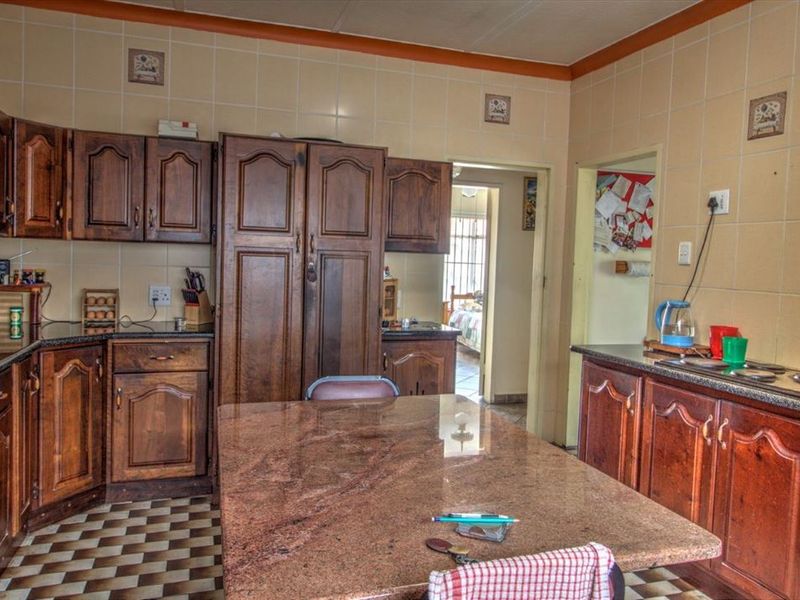 Charming Family Home with Room to Spare - Photo 9