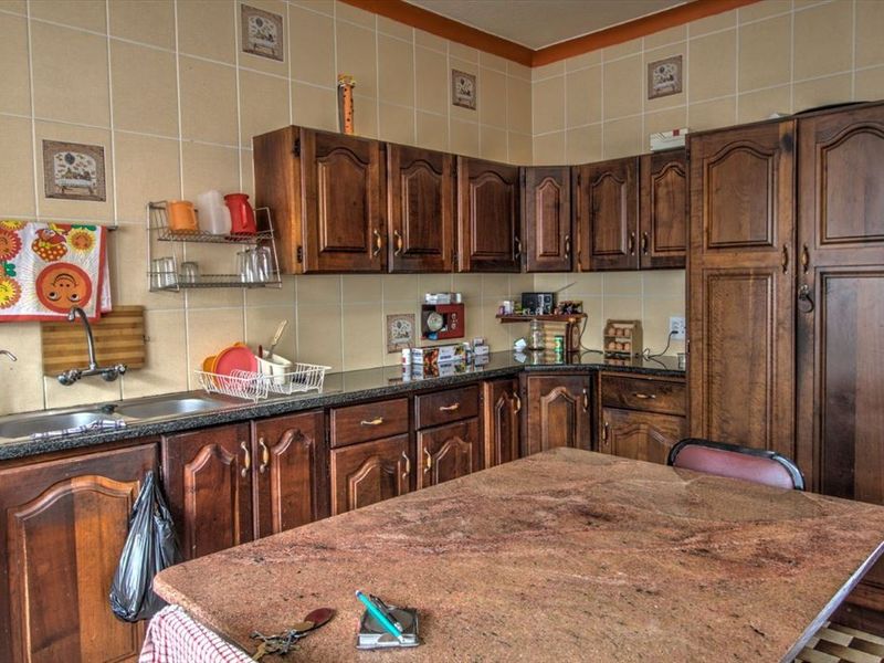 Charming Family Home with Room to Spare - Photo 8