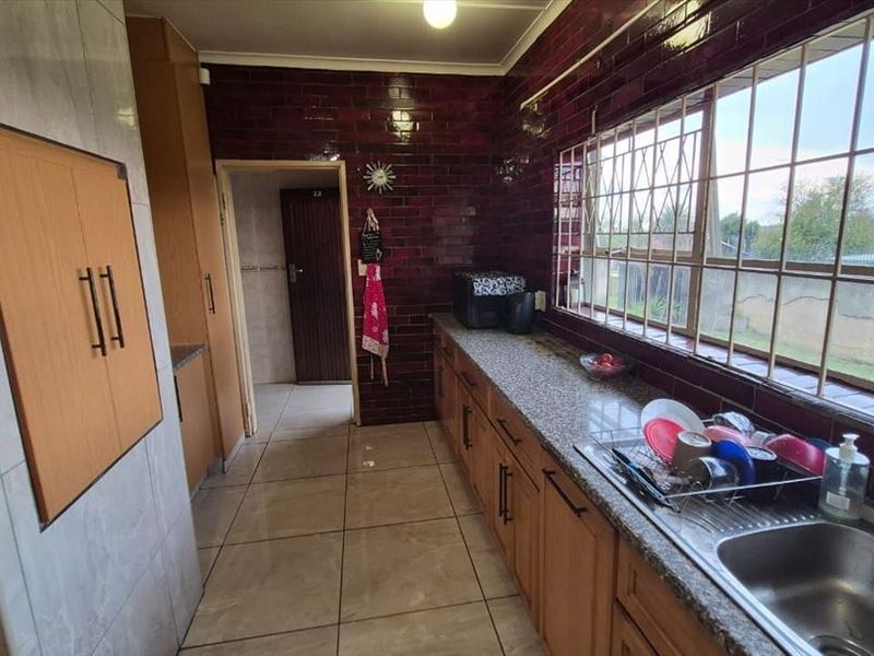 A Clean-Cut Family Gem - Photo 3