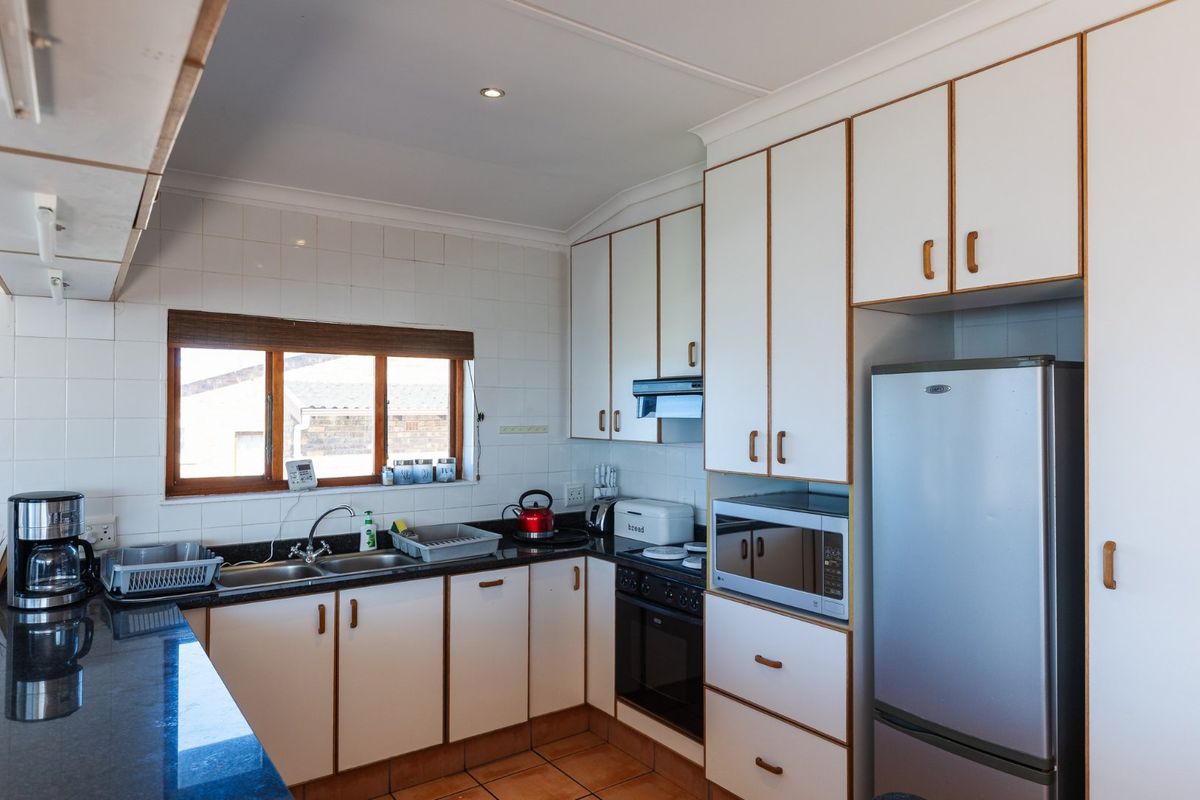 3 Living Spaces On One Property Near The Beach - Photo 3