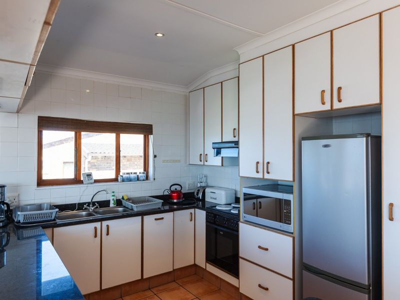 3 Living Spaces On One Property Near The Beach - Photo 3