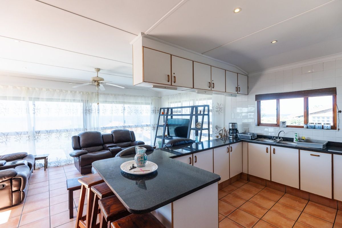 3 Living Spaces On One Property Near The Beach - Photo 4