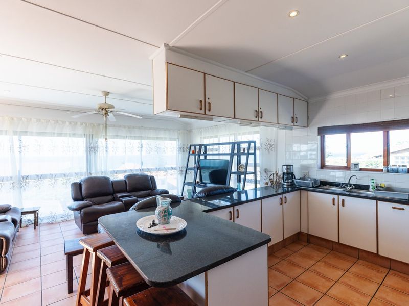 3 Living Spaces On One Property Near The Beach - Photo 4