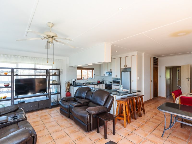 3 Living Spaces On One Property Near The Beach - Photo 9