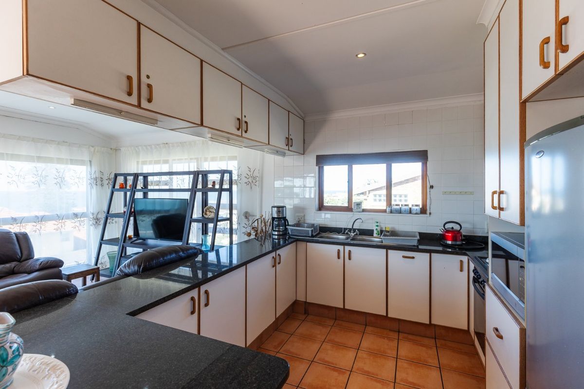 3 Living Spaces On One Property Near The Beach - Photo 5