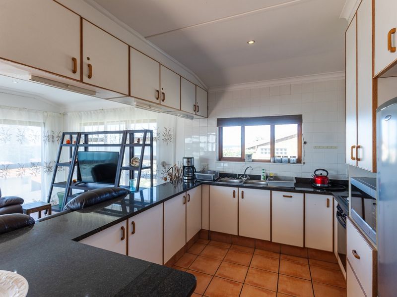 3 Living Spaces On One Property Near The Beach - Photo 5