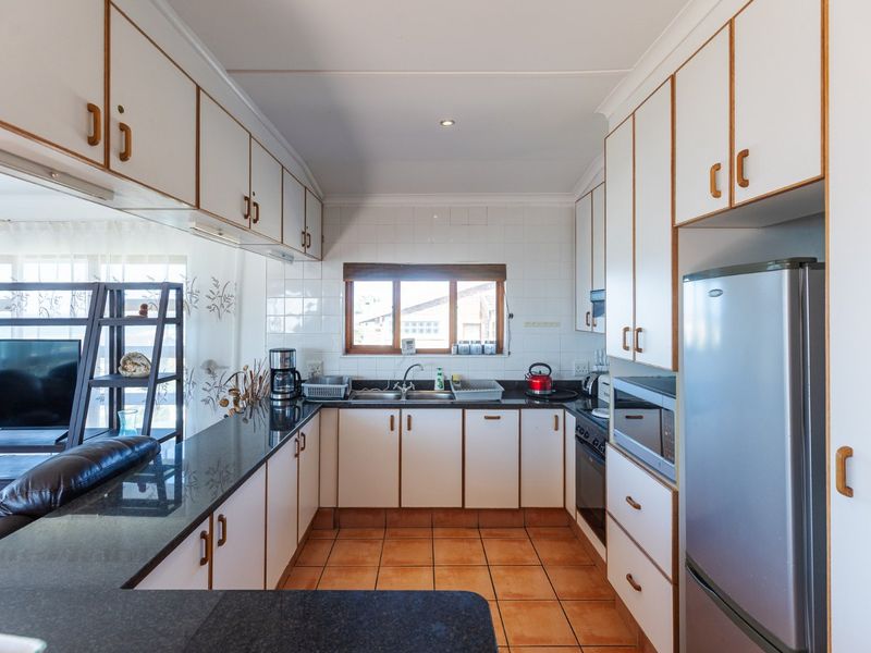 3 Living Spaces On One Property Near The Beach - Photo 2