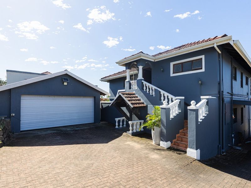 3 Living Spaces On One Property Near The Beach - Photo 1