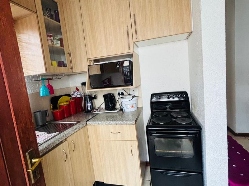 Sunny Randfontein Townhouse with fibre and parking - Photo 4