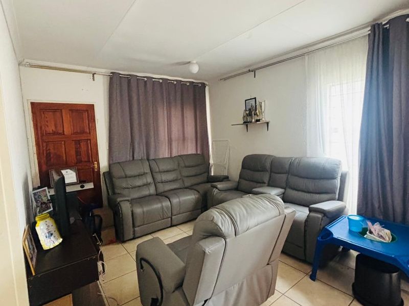 Sunny Randfontein Townhouse with fibre and parking - Photo 8