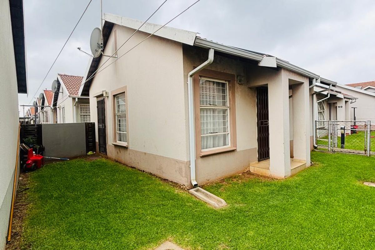 Sunny Randfontein Townhouse with fibre and parking - Photo 2