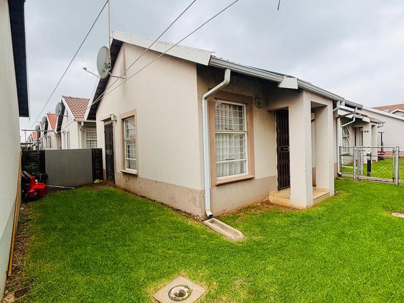 Sunny Randfontein Townhouse with fibre and parking - Photo 2