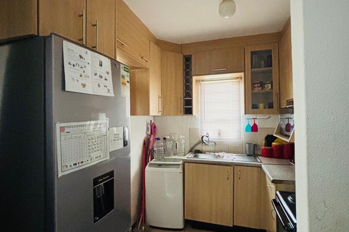 Sunny Randfontein Townhouse with fibre and parking - Photo 5