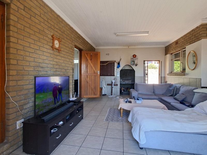 4 Bedroom 3 Bathroom Home - Sandy Point - St Helena Bay - Photo 2