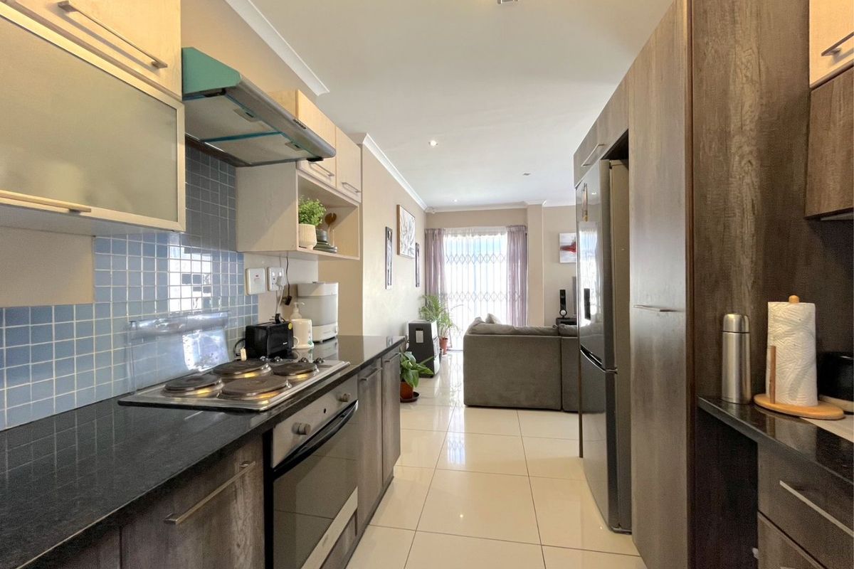 Chic family haven in Fairview with modern comforts - Photo 3