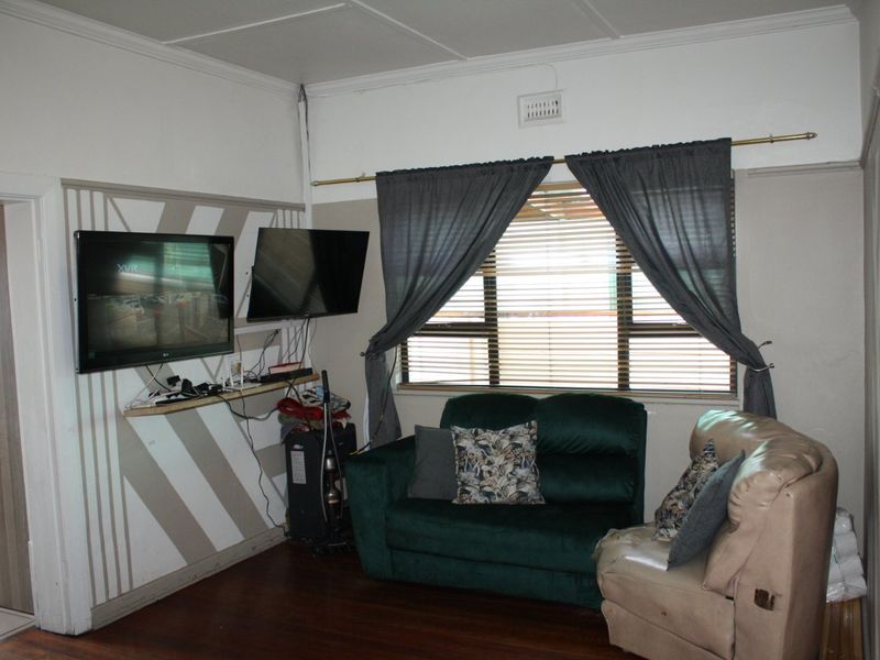 Charming 3-bedroom semi-detached house with a flatlet (granny flat) - Photo 9