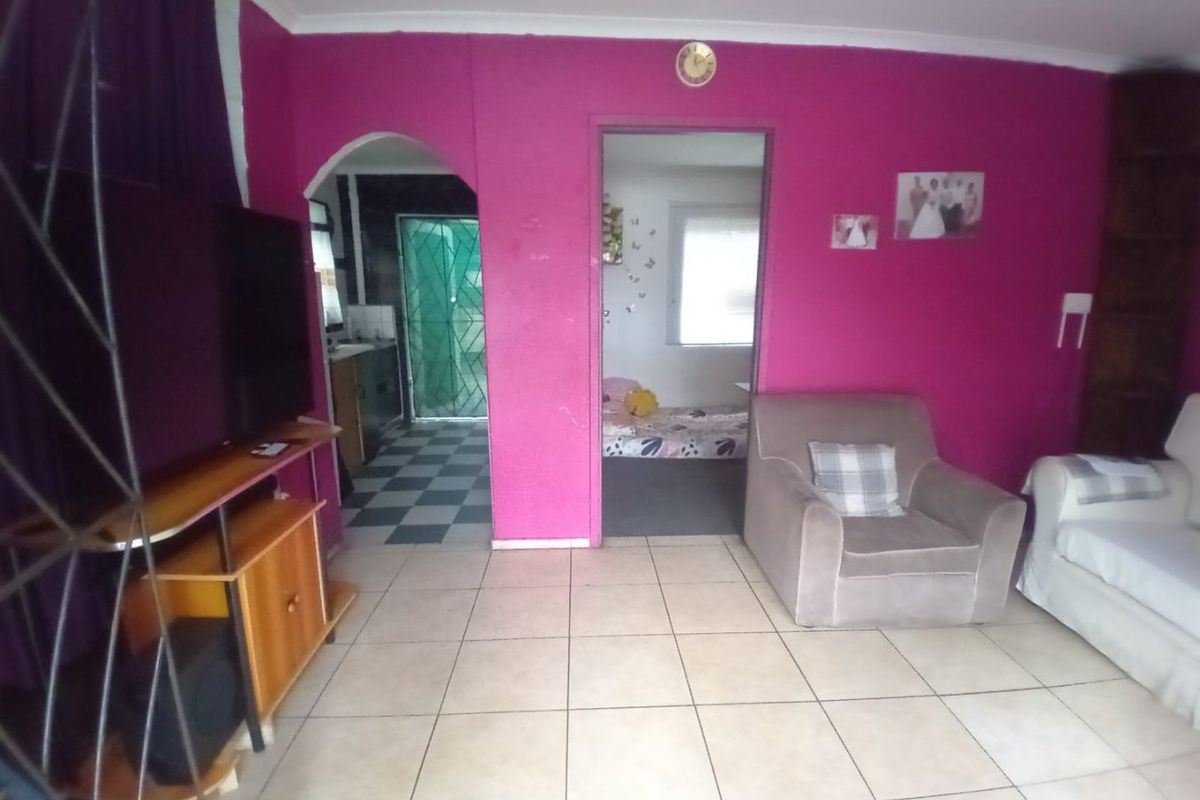 Charming 3-Bedroom Family Home in Beacon Valley  - Photo 4