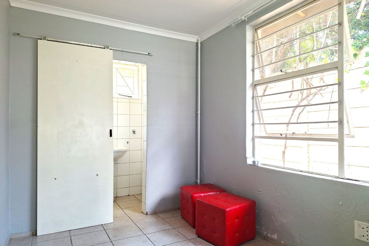 Spacious 2 Bedroom, Going for a Steal in Beautiful Sundowner - Photo 2
