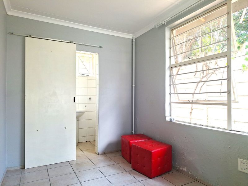 Spacious 2 Bedroom, Going for a Steal in Beautiful Sundowner - Photo 2