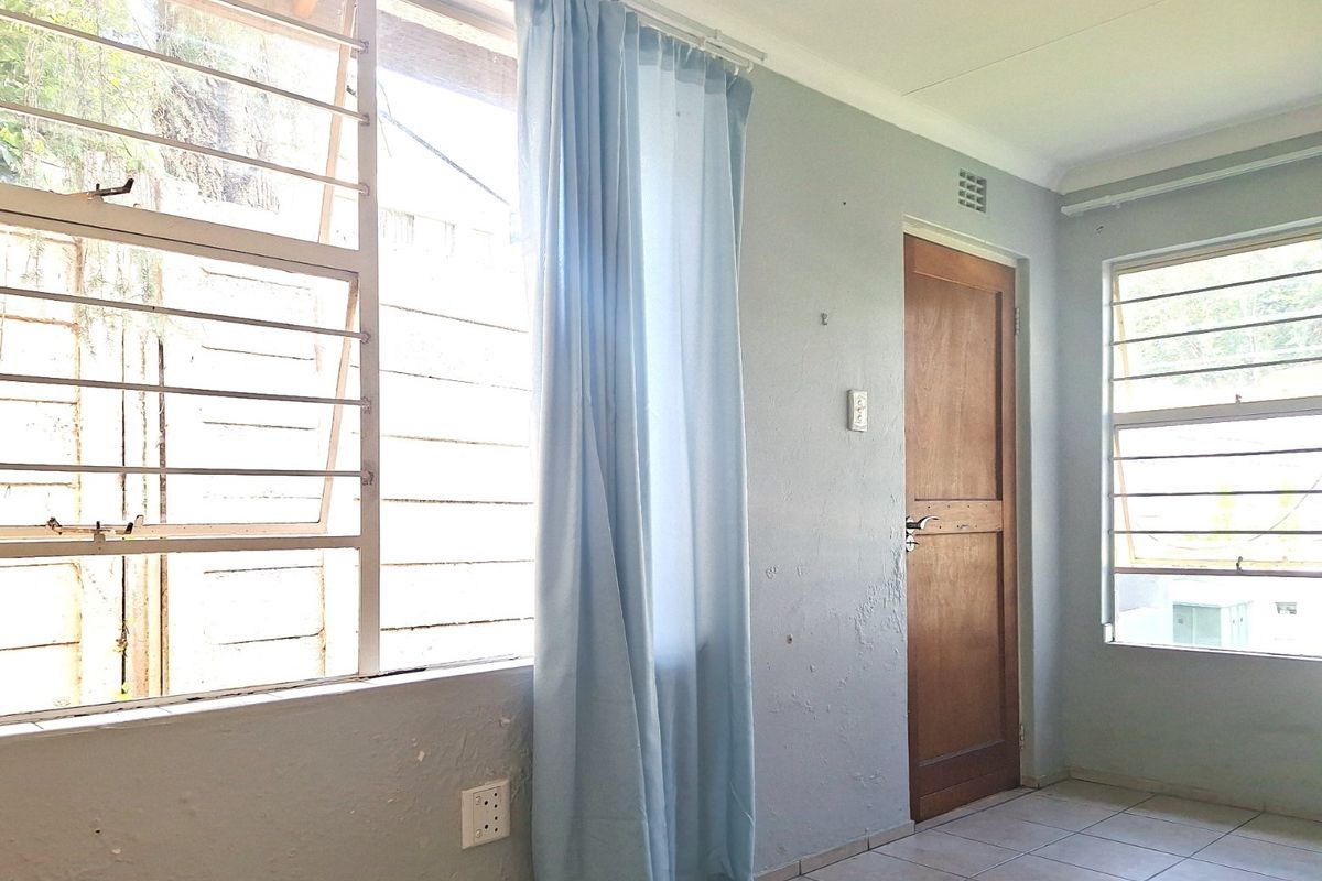 Spacious 2 Bedroom, Going for a Steal in Beautiful Sundowner - Photo 4
