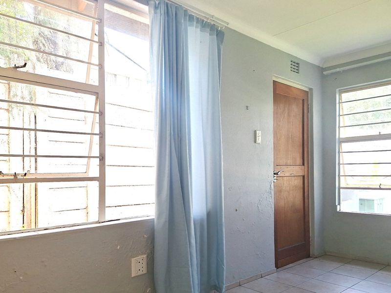 Spacious 2 Bedroom, Going for a Steal in Beautiful Sundowner - Photo 4