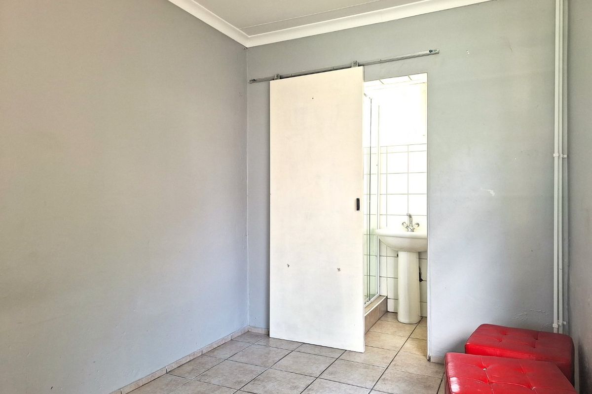 Spacious 2 Bedroom, Going for a Steal in Beautiful Sundowner - Photo 3