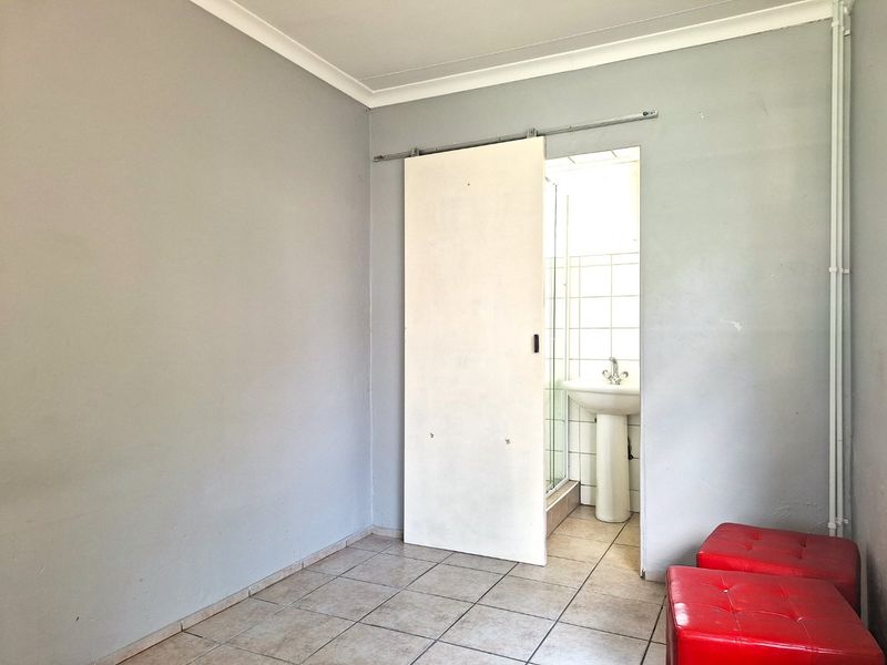 Spacious 2 Bedroom, Going for a Steal in Beautiful Sundowner - Photo 3