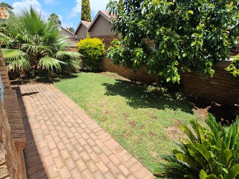 A Lovely 2 bedroom 2 bathroom ground floor unit for rent in Heuwelsig - Photo 2