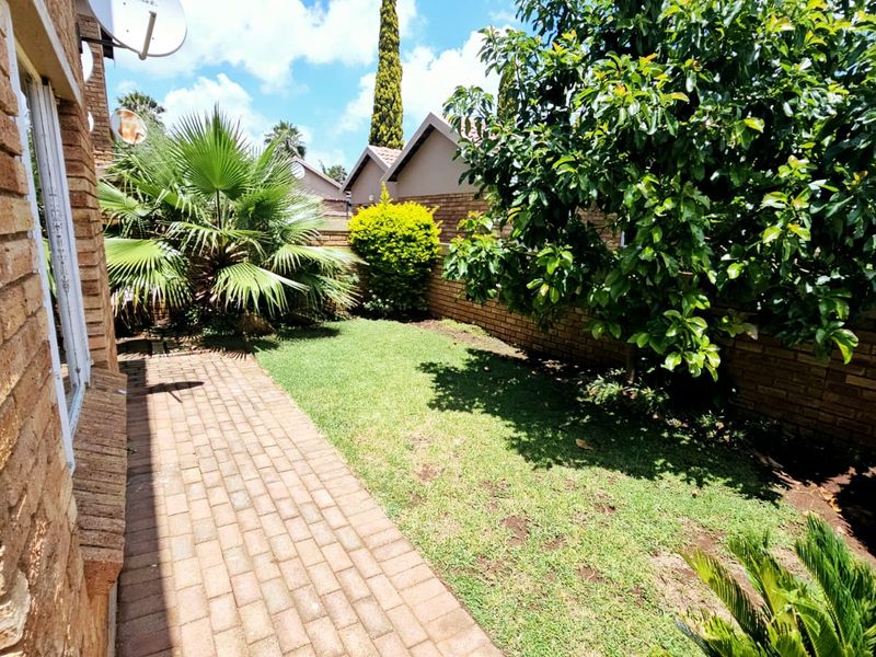 A Lovely 2 bedroom 2 bathroom ground floor unit for rent in Heuwelsig - Photo 3