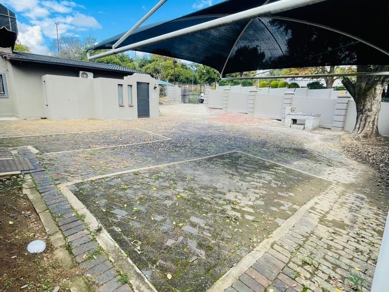 Luxurious 6 bed home in Rivonia living the dream And 7 Bathrooms - Photo 2
