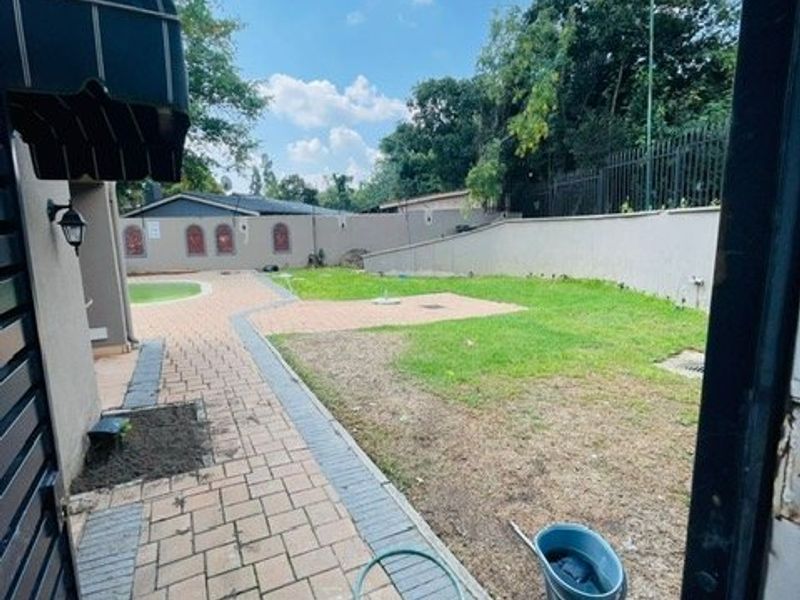 Luxurious 6 bed home in Rivonia living the dream And 7 Bathrooms - Photo 3