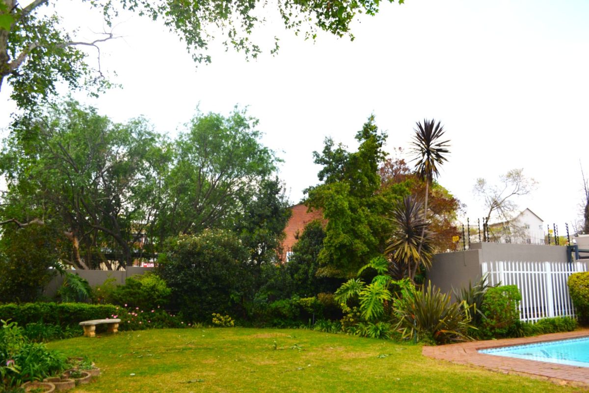 Two Bed Two Bath Upper Level Townhouse to Let at Braemore - Photo 5